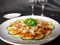 CARPACCIO DE CALABACÍN CON VINAGRETA DE TOMATE SECO, NUECES Y PARMESANO